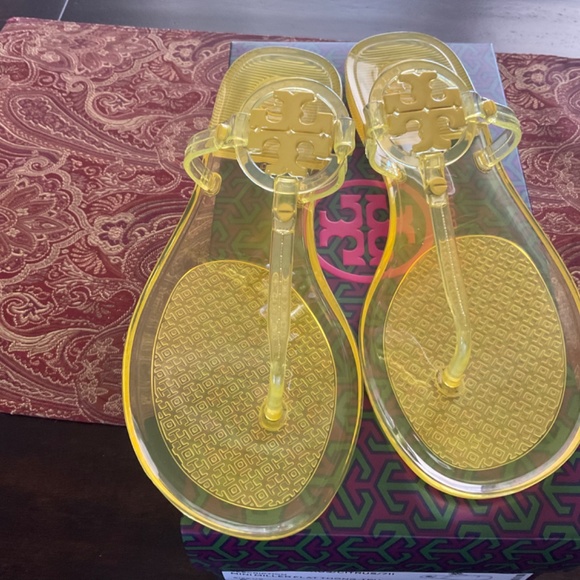 Tory Burch Mini Miller citrus Thong  Sandals, size 6, BNIB, htf color. Must have - Picture 4 of 4